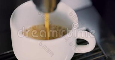 专享咖啡机的杯中浓咖啡制作的高角度视角